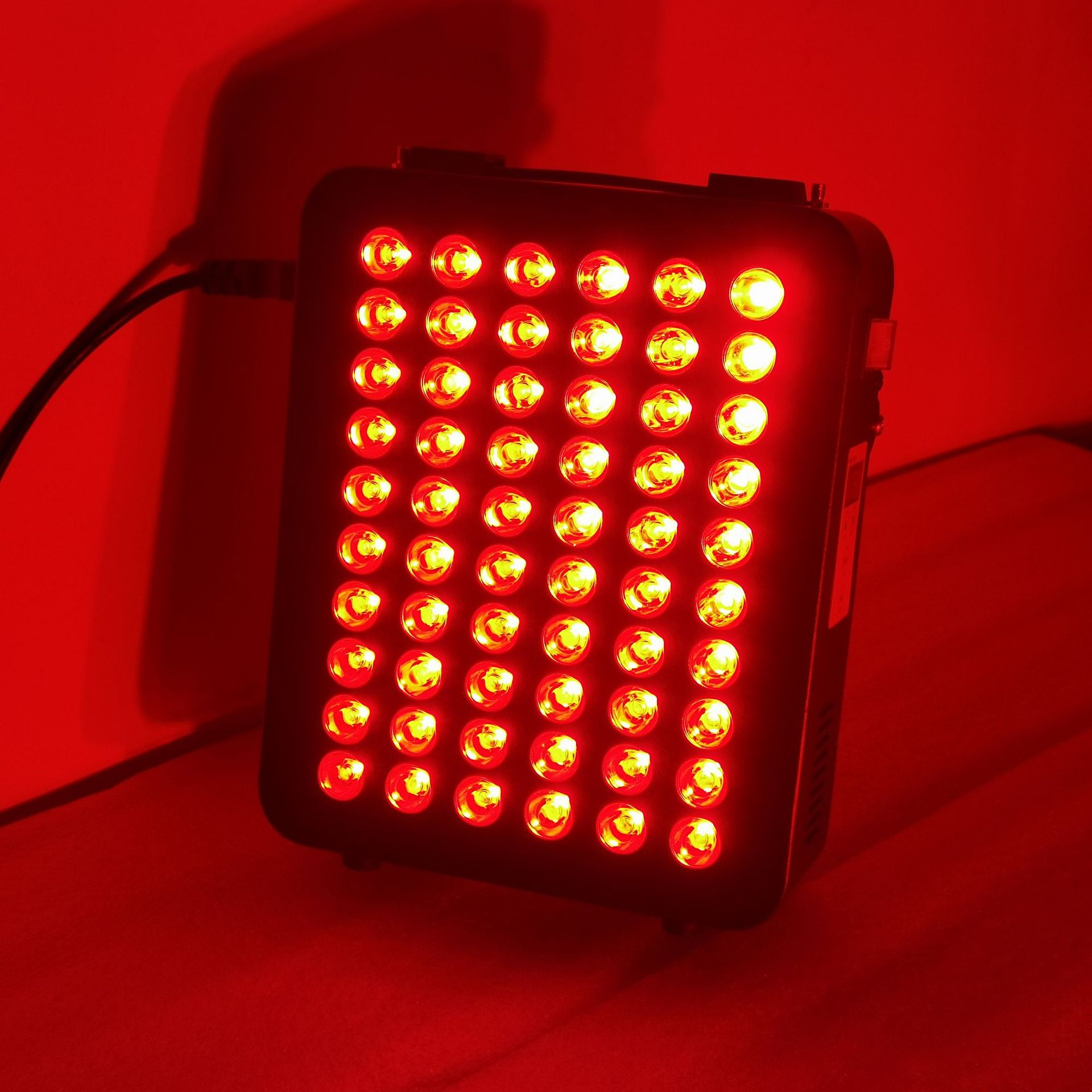 VitaLight Pro Rotlicht Therapie Panel 300W – leuchtende LEDs Frontansicht